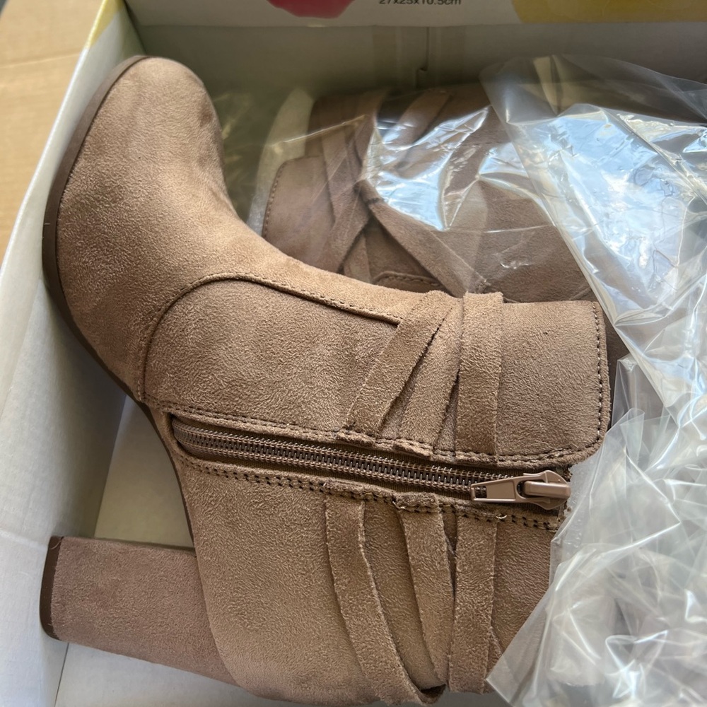 NWT LADIES ANKLE BOOTS! never worn, very cute with bow on side! Size 7